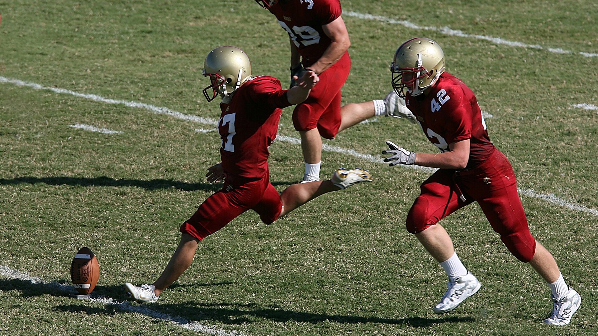 国王场边训练照展示球员专注面貌，国王 球队